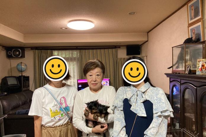 お迎え当日のO様と鈴木さんと子犬