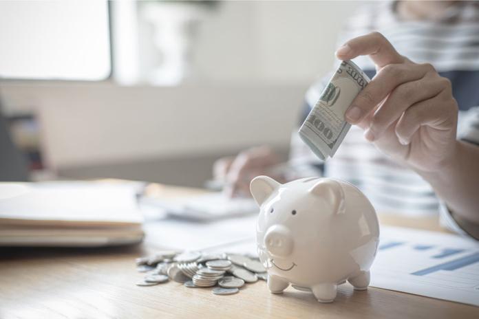 貯金箱 貯金箱にお金を入れる