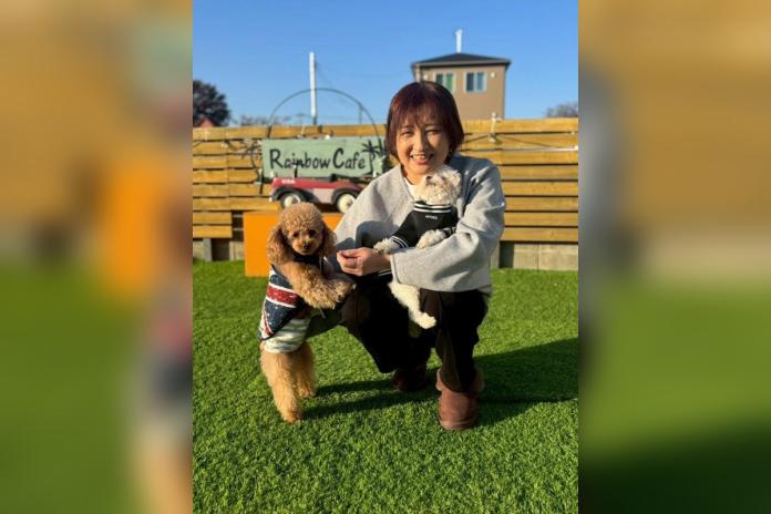 江里川ブリーダーと、犬舎のワンちゃんたち