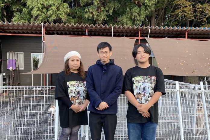 △40年の想いは、次の世代へ。勝村さん（左）と、跡を継ぎたいと願うお孫さん（右）。中央はお話を伺ったBreederFamiliesです